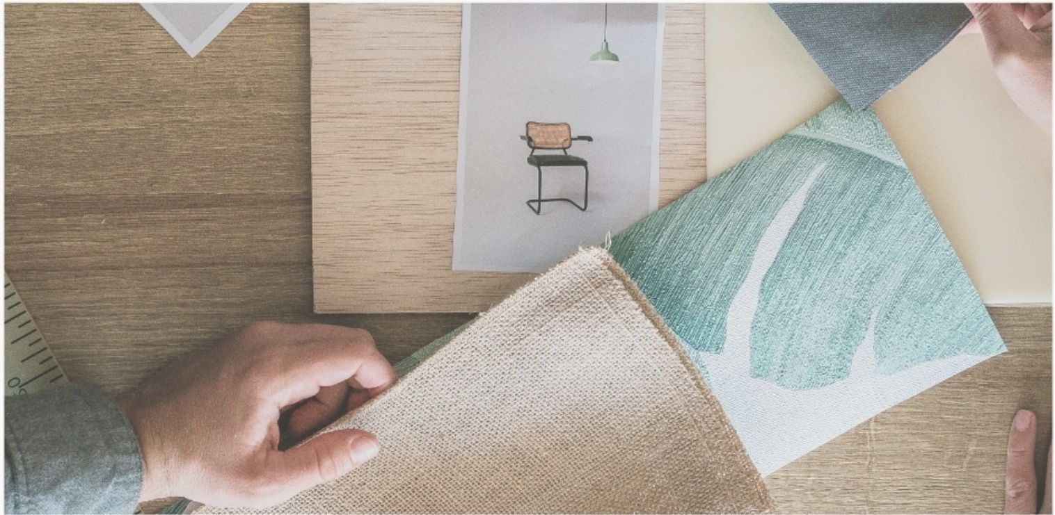 Amostras de tecidos e materiais sobre a mesa